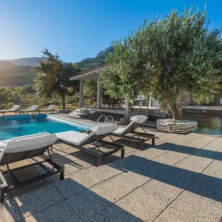 Villas Tavra